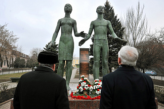 В Таганроге установили памятный знак комсомольцам