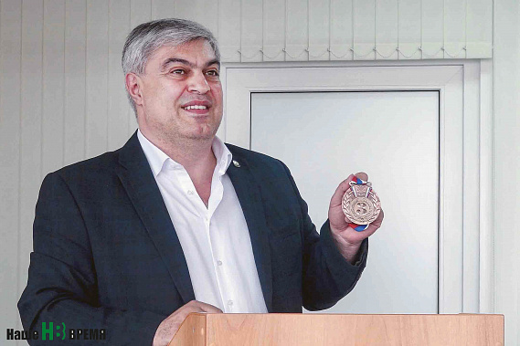 Президент клуба показал журналистам медаль: «Тяжелым путем добыта...»