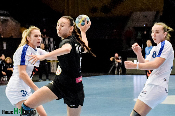 МИЛАНА (с мячом) в первом матче за ростовчанок отметилась забитым голом.