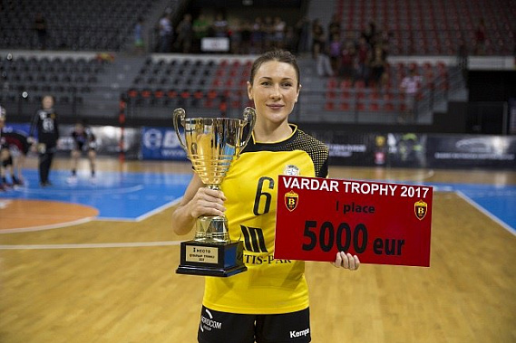 Капитан «Ростов-Дона» Юлия Манагарова с почетным трофеем и чеком на 5 тысяч евро за первое место. Деньги небольшие, а вот престиж победителя довольно высок.