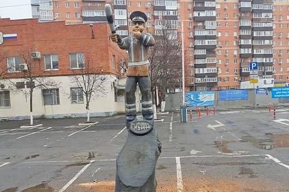 В Азове появился деревянный памятник сотруднику ГИБДД