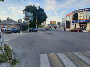 В Батайске столкнулись две машины, одна из которых сбила пешехода
