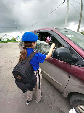 Волонтёры школьной группы «Сила добра» провели акцию «Цветок добра»