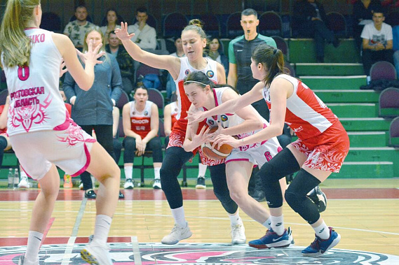Очень сложный, тяжелый матч – истинно, битва лидеров. За мяч сражается защитник ростовчанок Мария ПОЛЯКОВА.