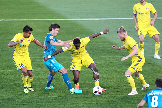 Жирков (в центре) против Нобоа, Баштуша и Новосельцева. Первый тайм – полет «Ростова» нормальный...  Фото с сайта ФК «Зенит».