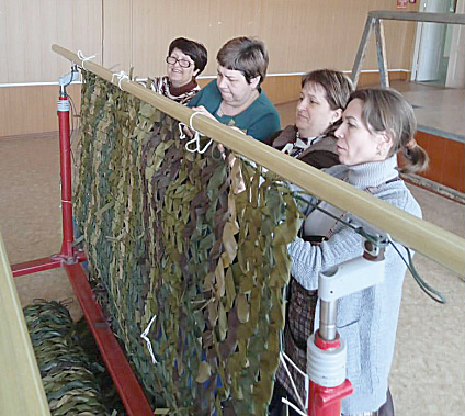 В Комиссаровской школе  Красносулинского района работает пункт плетения маскировочных сетей
