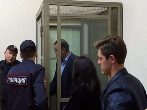 Оставлен под стражей