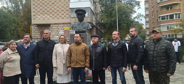 Сегодня в ростовской гимназии №46 открыли памятник герою- артиллеристу Серею Оганову 