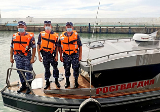 Двух ростовчанок, попавших на море в шторм, спас экипаж катера Росгвардии в Крыму