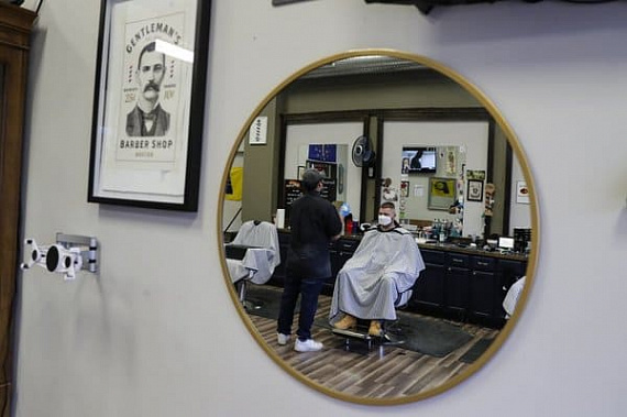 В некоторых странах Европы открылись парикмахерские: работы ведутся в повышенных санитарных условиях