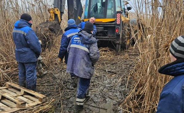 В Новочеркасске две аварийные бригады компании «Экотехнологии» устраняют серьёзную аварию на водоводе, который снабжает водой тысячи жителей Промышленного района.. Источник фото: телеграм-канал главы администрации Новочеркасска Ю. Лысенко.