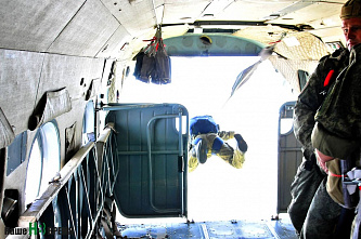 Спецназовцы отработали прыжки с парашютом в Ростовской области