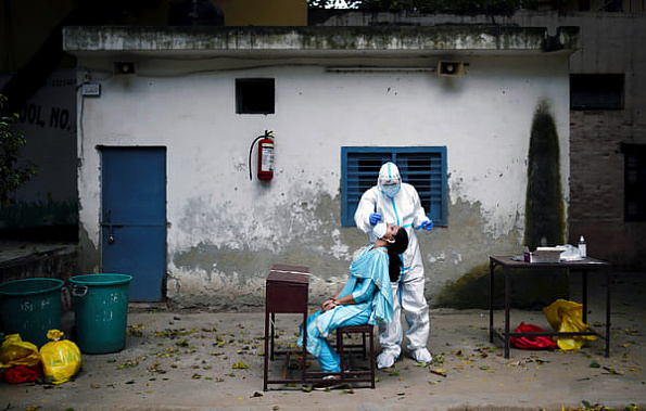 Тестирование на коронавирус в деревне Индии
