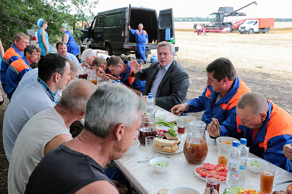 Губернатор Василий Голубев за обедом обсудил с механизаторами качество и возможности современных отечественных сельхозмашин.