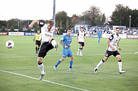 Игроки «Торпедо» (черно-белая форма) были выше классом... Фото с ФК «Чайка»