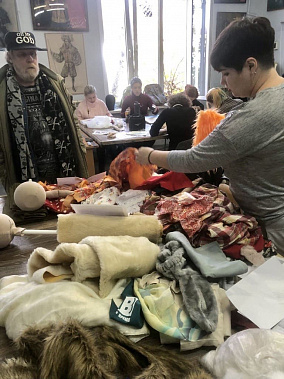 В Ростовском художественном училище им.Грекова волонтеры и педагоги, участвующие в проекте, подбирают ткани для изготовления кукол к постановкам «Театрального сезона».