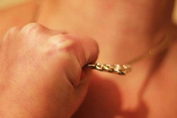 В Сальске грабитель сорвал цепочку со спящей женщины