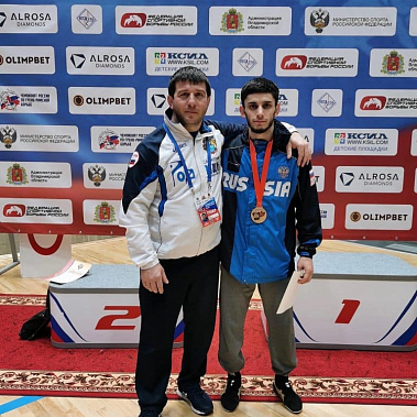 Мавлуд Ризманов со своим тренером после награждения. Фото с сайта РОУОР