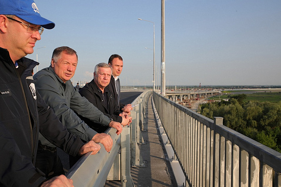 М. Хуснуллин (второй слева) на новом мосту через Дон - самом масштабном объекте обхода Аксая и самом длинном мостовом переходе в регионе. Источник фото: пресс-служба губернатора Ростовской области