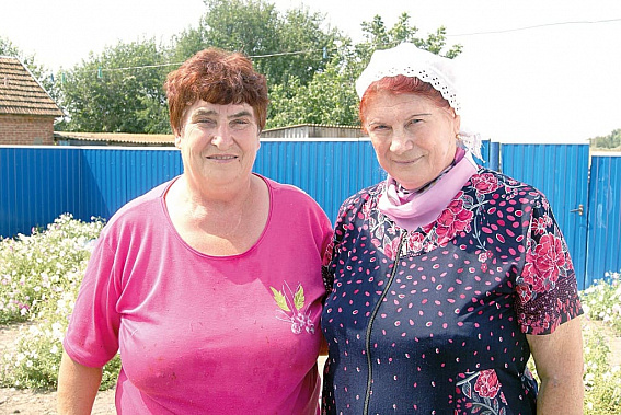 Валентина ЮРЧЕНКО и Раиса ТАРАСОВА вместе работали в школе и на пенсии помогают друг другу.