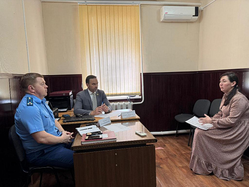 Депутат донского парламента Александр Ремета и прокурор Мартыновского района Александр Маслаков провели прием граждан