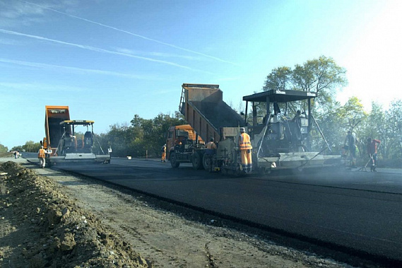 На снимке: В этом сезоне масштабный ремонт проводится на шоссе Ростов-Ставрополь. Работы здесь близятся к завершению. Источник фото: nia-rostov.ru