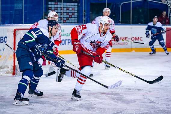 Хоккеисты «Ростова» рвутся в контратаку. На переднем плане ростовчанин Евгений ПЕТРИКОВ (№26).