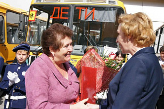 Министр раздает ключи и говорит: «В добрый путь!»_25828