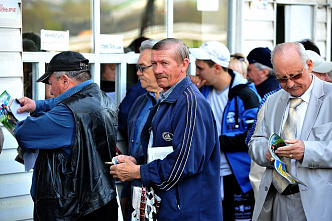 На ипподроме начали принимать ставки