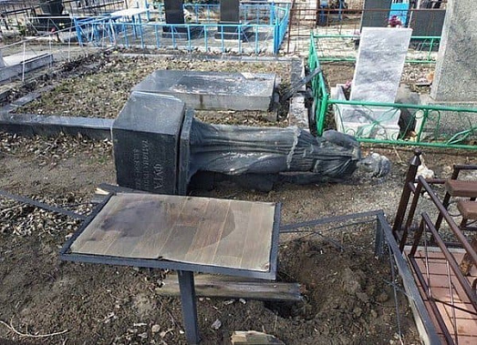 На кладбище Азова побывали вандалы