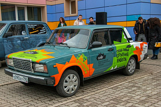 Ростовские студотряды подарили коллегам из Донбасса два автомобиля с гуманитарной помощью