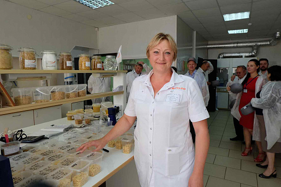 Заведующая испытательной лабораторией компании Елена Гегешко очень ценит ­кукурузу – богатейший продукт.