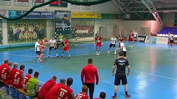 «Донские казаки» отрабатывают игру в обороне.