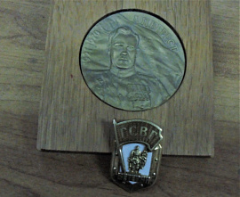  Ростовский скульптор-медальер Николай Шевкунов сделал из металла уникальные нагрудные знаки для ростовских ветеранов