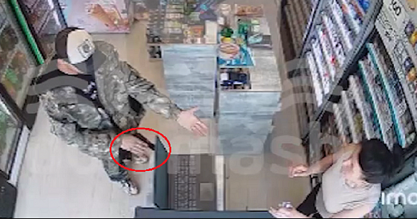 Момент ограбления зафиксирован камерами видеонаблюдения. Кадр из видеозаписи по версии телеграм-канала DonMash.