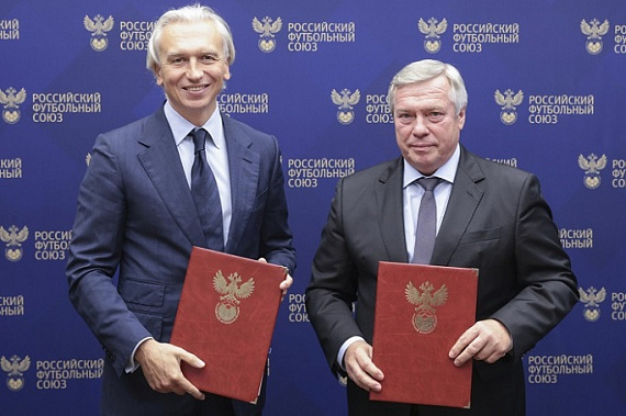 На снимке: президент Российского футбольного союза Александр Дюков и губернатор Ростовской области Василий Голубев после подписания соглашения. Источник фото: пресс-служба губернатора Ростовской области.