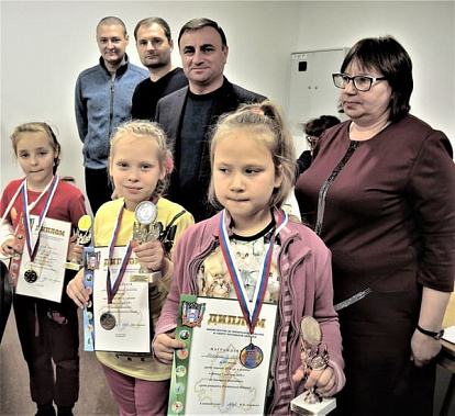 Ребята, участвовавшие  в проекте   школьного шахматного  всеобуча,  успешно выступают затем  и на соревнованиях, которые проводит федерация шахмат.