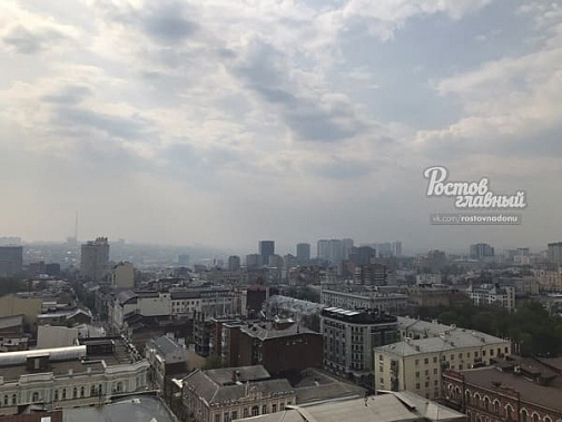 Ростов вчера был затянул дымкой от пожара. Фото из сообщества «Ростов главный»