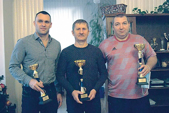 Участники спартакиады Сергей АЛФЕРОВ, Геннадий БУЛАНЕВ и Сергей МАСЛОВ специально к соревнованиям не готовились, просто они регулярно занимаются спортом. В следующем году планируют опять защищать честь Новочеркасска.
