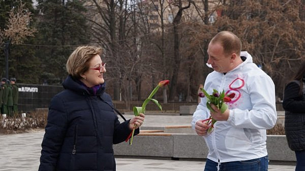 Волонтеры подарили цветы ростовчанкам 