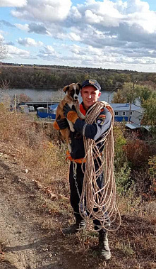 Усть-Донецкие спасатели выудили щенка из карьера