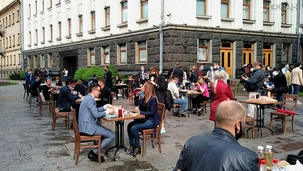 Киевские рестораторы устроили «Пикник протеста», требуя разрешить летние кафе