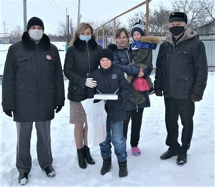 Оказавшиеся на удаленке донские школьники получают планшеты для обучения