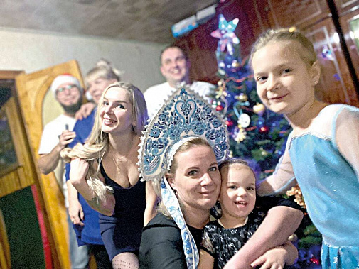 Семья ОГНЕВЫХ (г. Ростов-на-Дону) готовит новогодние подарки тайно и заблаговременно.