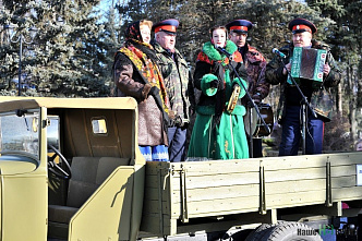 Возложили цветы к мемориальному комплексу