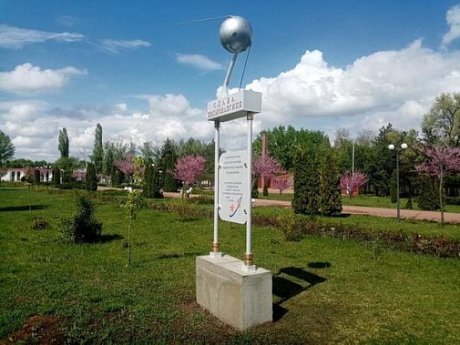 В Донецке установили памятник спутнику Земли