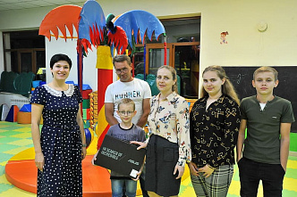В Ростове три многодетные семьи получили в подарок ноутбуки