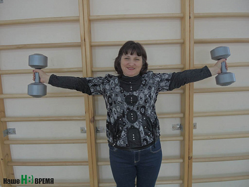 «Железная леди» Несветая Ирина ДОЛГАЛЕВА (гантели по 10 килограммов каждая).