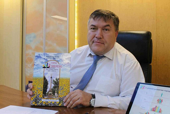 Михаил СОЛОНИЦИН уверен, что если человек руки приложит к тому, чтобы его город стал чище, краше, он и любить его будет еще больше. И гордиться им. И никуда из него не уедет. Михаил СОЛОНИЦИН уверен, что если человек руки приложит к тому, чтобы его город стал чище, краше, он и любить его будет еще больше. И гордиться им. И никуда из него не уедет.