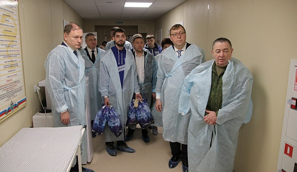 Донские парламентарии-единороссы в окружном военном госпитале. Источник фото: пресс-служба РРО 